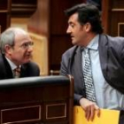 José Montilla conversa con Joan Puigcercós, ayer, en el Congreso
