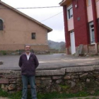 Esteban Rodríguez frente a la iglesia de Poladura, localidad de la que es alcalde pedáneo.