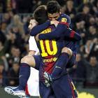 Lionel Messi abraza a su compañero, el delantero David Villa, tras el gol del asturiano.