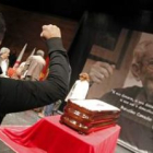 Un joven alza el puño durante su visita a la capilla ardiente del histórico sindicalista, instalada