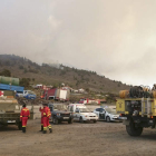 Equipos de emergencia, en las labores de extinción del incendio forestal. MIGUEL CALERO