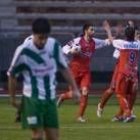 Los jugadores de la Deportiva felicitan a Rubén Vega por su gol de penalti ante el Ciudad antes de a