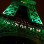 La torre Eiffel de París, iluminada de color verde para celebrar la firma de los acuerdos contra el cambio climático por parte de la comunidad internacional.