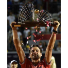 David Ferrer, con el trofeo que lo acredita como ganador del Abierto de Río.