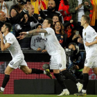 Guedes celebra con sus compañeros el segundo gol del Valencia ante el Levante. KAI FÖRSTERLING