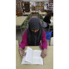 Adeela Mariam estudia en la biblioteca.