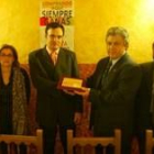 El presidente del Cel en el Bierzo, Abel Ángel Macias, entregó el premio al representante de Euroada