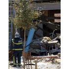 Un bombero observa la zona afectada por la explosión