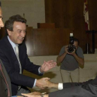 Joaquín Otero saluda a Javier Amoedo en las Cortes en presencia de De Santiago-Juárez, en una imagen de archivo.