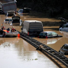 Equipos de rescate rastrean la zona inundada en Erfstadt y los coches arrastrados por la riada en busca de desaparecidos. SASCHA STEINBACH