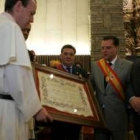 Los dominicos recibieron de los alcaldes un pergamino que homenajea al padre Eustoquio
