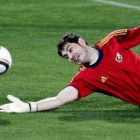 El guardameta español Iker Casillas detiene un balón durante el entrenamiento de la selección.