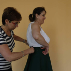 Tere, la profesora de Indumentaria Tradicional, haciendo una prueba.
