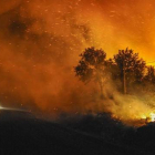 Fuego en Cualedro (Ourense), la noche de este domingo.
