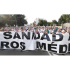 Alrededor de un millar de personas participan en la movilización convocada en La Bañeza para reclamar que se respete la sanidad rural y se mantenga a los médicos. RAMIRO