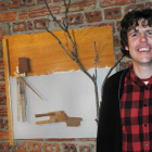 El artista inglés David Hurley, con una obra de la exposición.
