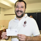 Matteo Salvini, líder de la Liga Norte, sonríe en su colegio electoral, en Milán, el 22 de octubre.