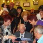 EL tio Kiko rodeado de parte de su familia el día de su 100 cumpleaños.