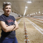 Sonia Castro, en su granja de 35.000 pollos en Santibáñez de Valdeiglesias. RAMIRO