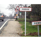 La señal antigua que marca la entrada a la pedanía de Pieros (Cacabelos) ha sido una de las últimas en ser retirada.