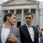 El líder del PSOE y actual presidente del Gobierno, Pedro Sánchez, junto al jefe de Ciudadanos, Albert Rivera, en el 2016.