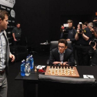 Carlsen, a su llegada a la 11ª partida, con Caruana ya sentado.