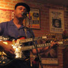 El norteamericano Deke Dickerson ofrece el viernes el concierto presentación del Purple. ARCHIVO