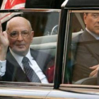 El presidente de Italia, Giorgio Napolitano, acompañado de Silvio Berlusconi, en una imagen de archi