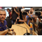 Luis Enrique, el entrenador del Barcelona, en la multitudinaria rueda de prensa que ofreció ayer.