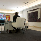 Pedro Sánchez en una conexión ‘online’ con los líderes del G-20. JOSÉ MARÍA CUADRADO JIMENEZ