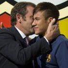 Sandro Rosell y Neymar, el 3 de junio del 2013, fecha en la que el delantero fichó por el Barça.