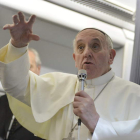El papa Francisco, a bordo del avión con destino Roma.