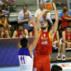 Darko Milicic, en una imagen de archivo, enfrentándose a España frente a Pau Gasol.