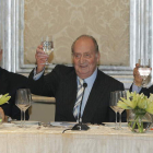 García-Margallo, el rey y el empresario indio Analjit Singh, durante el acto en Bombay.