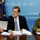 Cospedal, Rajoy y Alejandre, durante el mensaje lanzado a las tropas.