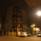 El pequeño se precipitó al vacío desde la quinta planta del edificio de la izquierda.