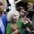 La duquesa de Alba, acompañada por su prometido Alfonso Díez el sábado.