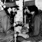 Fidel Castro conversa con Ernesto ‘Che’ Guevara en una imagen tomado en enero de 1959. EFE