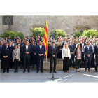 El presidente de la Generalitat, Carles Puigdemont, en el centro, arropado por los miembros de su Gobierno, durante el acto. TONI ALBIR