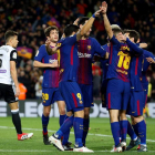 Suárez celebra junto a sus compañeros el gol que da ventaja al Barcelona en la eliminatoria de semifinales frente al Valencia. FONTCUBERTA