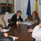 El portavoz del PSOE (izquierda), el secretario y el alcalde en el pleno