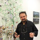 José de León, ante parte de las pinturas que expone en la galería Ármaga.