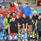 Esquiadores del Conty Esquí Club (azul) y del Club Leitariegos (negro y amarillo) con los trofeos.