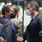 El presidente de la patronal, Antonio Garamendi, junto a Pedro Sánchez. JAVIER LIZÓN