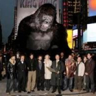 Michael Bloomberg  y el elenco de la película «King Kong»