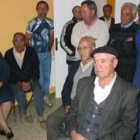 Numerosos vecinos acudieron al pleno que trató el proyecto de la nave de ganado porcino en Sopeña