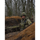 Un soldado ucraniano en una trinchera a las afueras de Bajmut. OLEG PETRASYUK