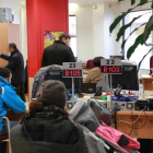 Desempleados esperan para ser atendidos en una oficina de los Servicios Públicos de Empleo.