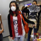 Alumnas de la Escuela de Enfermería de León, ayer en el aeropuerto de Barajas a su llegada del vuelo