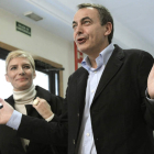 Rodríguez Zapatero gesticula en presencia de su esposa Sonsoles tras depositar su voto.